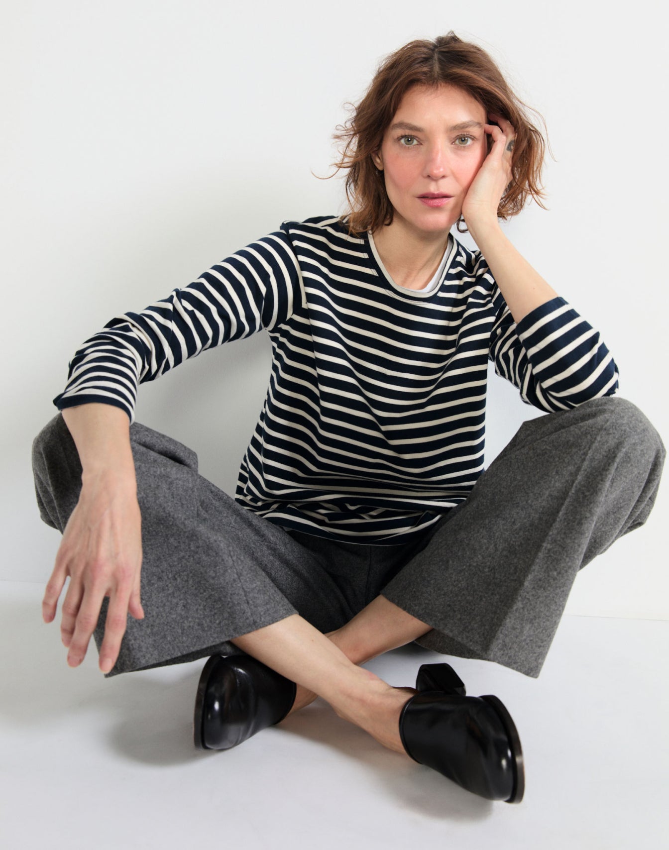 Model wearing The Modern Long - Navy/Cream