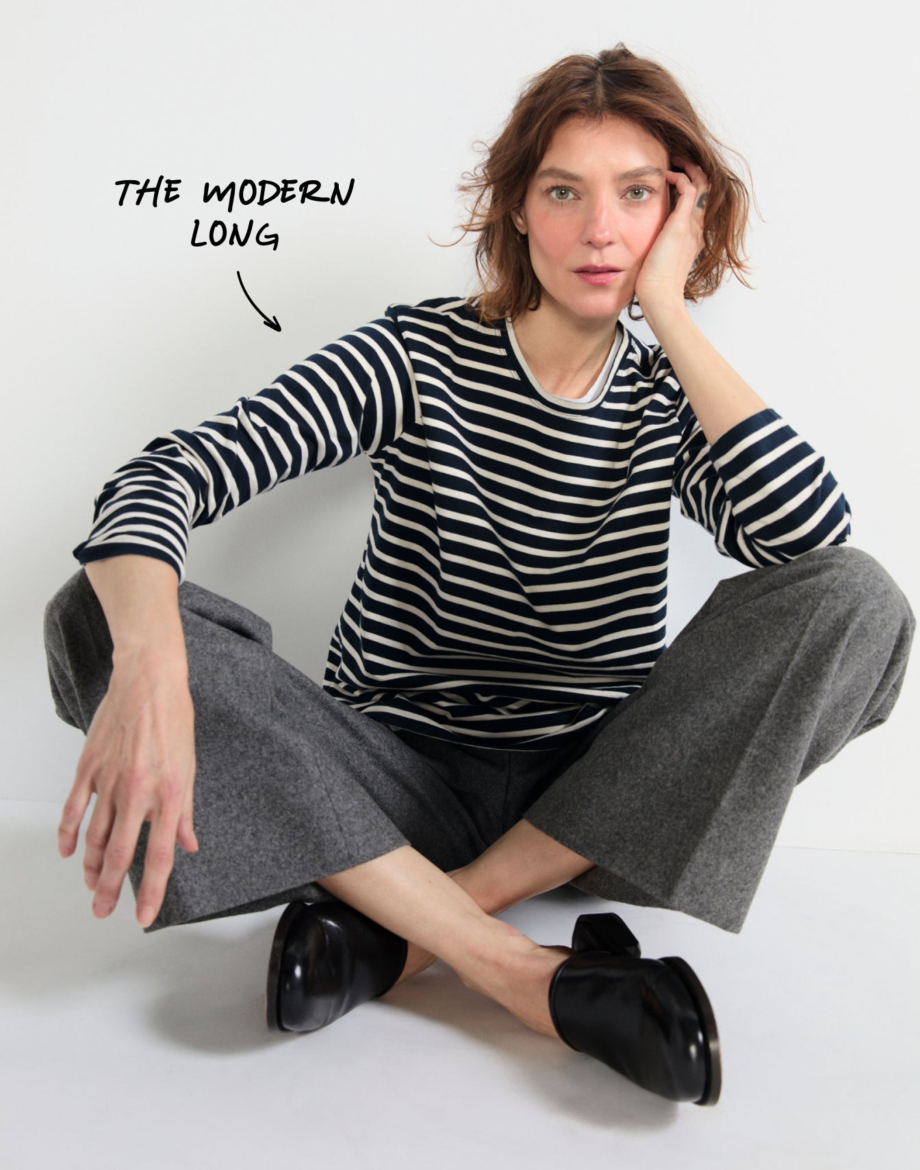 Model sitting cross legged on the ground and wearing The Modern Long - Navy/Cream